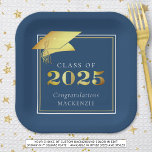 Plato De Papel Graduación 2025 Blue Faux Gold o color Personaliza<br><div class="desc">Elegante color personalizado, personalizado de las placas de papel de la fiesta de graduación de 2024 con FELICITACIONES y el nombre de su graduado con un faux metallic gold 2025 y gorro de graduación o mortero en su elección de color de fondo (mostrado en azul) puede cambiar a un color...</div>