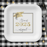 Plato De Papel Graduación 2025 Faux Metallic Gold Cap Black<br><div class="desc">Platos modernos y personalizados de CLASE DE 2025 para una fiesta de graduación con el nombre de su graduado en un guión manuscrito de moda con un faux metallic gold 2025 y gorro de graduación. ASISTENCIA: Para obtener ayuda con la modificación/personalización del diseño, el cambio de color, la transferencia del...</div>