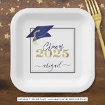 Plato De Papel Graduación 2025 Faux Metallic Navy Gold Script<br><div class="desc">Moderna CLASE personalizada DE 2025 planchas de fiesta de graduación azul marino, dorado y blanco con el nombre de tu graduado en un guión manuscrito de moda con un brillante gorro de graduación falso metálico azul marino y oro metálico falso 2025. ASISTENCIA: Para obtener ayuda con la modificación/personalización del diseño,...</div>