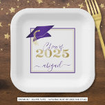 Plato De Papel Graduación 2025 Faux Metallic Purple Gold Script<br><div class="desc">Moderno CLASE personalizada DE 2025 planchas de fiesta de graduación moradas, doradas y blancas con el nombre de tu graduado en un guión manuscrito de moda con gorro de graduación falso metálico morado y oro metálico falso 2025. ASISTENCIA: Para obtener ayuda con la modificación/personalización del diseño, el cambio de color,...</div>
