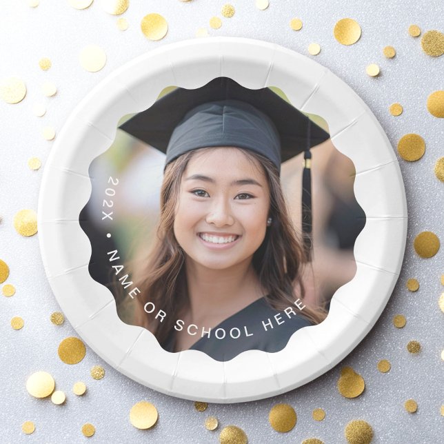 Plato De Papel Graduación de frontera ondulada con un nombre de f (Graduate photo name white wavy border graduation paper plates)