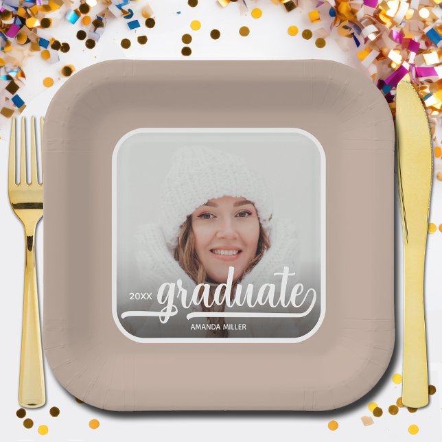 Plato De Papel Graduación del guión negrita de la foto del gradua (Photo graduation taupe beige square paper plates)