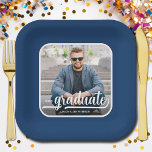 Plato De Papel Graduación Foto Negrita Fiesta de Graduación de Gu<br><div class="desc">Añade tu foto favorita a estas planchas cuadradas de papel fiesta azul con tu nombre,  año de clase y la palabra graduada con letras de moda en un fondo azul. MÁS diseños y colores hechos en nuestra colección.</div>