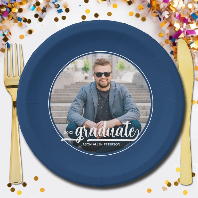 Plato De Papel Graduación Foto Negrita Fiesta de Graduación de Gu (Bold white script graduate on your photo personalized graduation party paper plates)