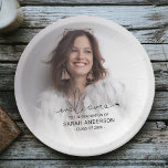 Plato De Papel Graduación moderna de fotografía<br><div class="desc">Este sencillo y elegante plato de papel para graduación fotográfica es el accesorio perfecto en su fiesta de graduación. Las placas muestran una foto del graduado, con un overlay blanco, una plantilla que puede ser fácilmente editada y personalizada. Los estilos, tamaños y colores de las fuentes se pueden cambiar haciendo...</div>