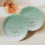 Plato De Papel Graduación personalizada de goteo de Purpurina ver<br><div class="desc">Estas modas, elegantes platos de papel de la fiesta de graduación, presentan un borde de goteo de purpurina falso verde brillante y un fondo sombrío. Personalízalos con el nombre del graduado en escritura a mano verde, con la palabra "Felicitaciones" arriba y el año de clase abajo en letra sans serif....</div>