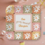 Plato De Papel Groovy Birthday Retro Hippie 60s Flores de margari<br><div class="desc">Divertido,  retro daisy 60's diseño Groovy Hippy con flores blancas y diseño de texto de tipografía en colores cálidos y vintage ¡celebrará su primer cumpleaños en ESTILO GROOVY! Arte creado por la artista y diseñadora con licencia internacional Audrey Jeanne Roberts,  copyright.</div>