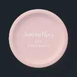 Plato De Papel Guión de primer cumpleaños de Pastel Rosa<br><div class="desc">Un simple fondo rosa con un primer cumpleaños en guión lujoso.</div>