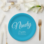Plato De Papel Guión moderno simple Aqua Blue 90th Birthday Party<br><div class="desc">Simplemente guión moderno Aqua Blue 90th Birthday Party Especial único y elegante Aqua Blue cumpleaños Plates especialmente diseñados para tus amigos que están convirtiendo el maravilloso hito de 90! Estas placas de papel personalizadas le dan el toque perfecto a la configuración de la mesa de tu fiesta de cumpleaños. ¡Planifique...</div>
