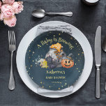 Plato De Papel Halloween bebé se está preparando<br><div class="desc">Halloween lindo bebé fantasma de calabaza que prepara cacerola de bebé ducha vajilla de mesa fiestas personalizados. Un lindo fantasma de calabaza de bebé con una vela de gato, hongos y una enorme olla de candelabros color agua con velas en un oscuro fondo nocturno estrellado para la ducha de bebé...</div>