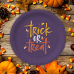 Plato De Papel Halloween de maíz dulce o truco<br><div class="desc">Las Placas de papel de Halloween de Trick o Treat Candy Corn presentan un divertido tipo de cepillo y bonitos ilustraciones de maíz dulce.</div>