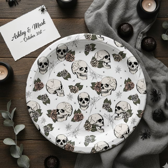 Plato De Papel Halloween de Rosas y cráneos góticos negros y blan (Elegant Floral Skulls Halloween Bridal Shower Paper Plates in White. Chic Skull, Roses, Webs Pattern)