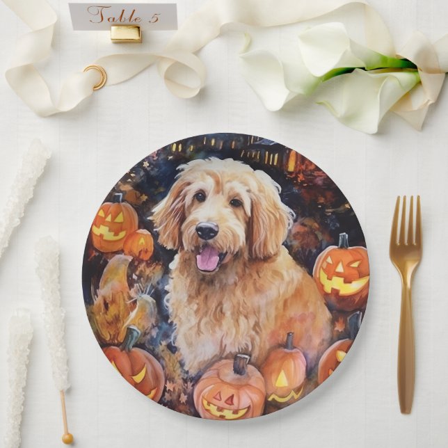 Plato De Papel Halloween Goldendoodle con calabazas aterradoras (Boda)