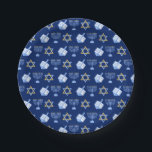Plato De Papel Hanukkah Blue Menorah Dreidel Pattern Chanukah<br><div class="desc">Hermosos platos fiestas de Hanukkah en azul bonito con un fresco patrón de estrella del judaísmo,  dreidel para divertidos juegos de Chanukah,  y la menorah judía para la festividad.</div>