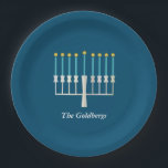Plato De Papel Hanukkah Menorah en nombre de familia de Personali<br><div class="desc">Este elegante juego de placas de papel personalizado presenta un diseño de temática Hanukkah de una menorah minimalista en azul. Personalízalo con tu nombre. ¡Buena idea de regalo!</div>