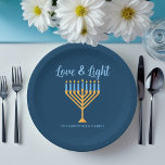Plato De Papel Hanukkah Personalizado de amor y luz Menorah Fiest<br><div class="desc">Cute personalizado Love and Light Hanukkah plato de papel para una cena familiar judía o un fiesta de Chanukah con sinagoga. Personalice esta decoración de bonito con su propio apellido o información de grupo en azul bajo la menorah oro de bonito.</div>