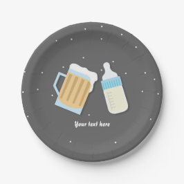 Plato De Papel Hay un bebé preparando jarras de cerveza grises pa