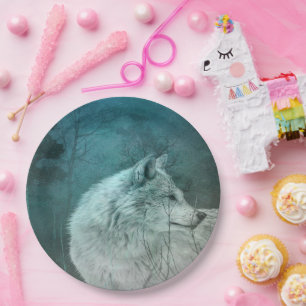 Plato De Papel Hermoso lobo gris en un bosque oscuro