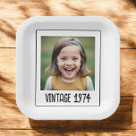 Plato De Papel Hito de cosecha de vintage Foto Keepsake cumpleaño<br><div class="desc">Celebra hitos especiales con nuestras placas de papel de conservador de fotos de cumpleaños con hito vintage! Con un diseño clásico vintage, estos platos se personalizan con una foto memorable y fecha hito, añadiendo un toque único a su decoración fiesta. Elaboradas con materiales duraderos de alta calidad, son a la...</div>