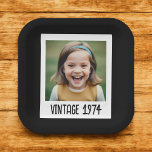 Plato De Papel Hito de cosecha de vintage Foto Keepsake cumpleaño<br><div class="desc">Celebra hitos especiales con nuestras placas de papel de conservador de fotos de cumpleaños con hito vintage! Con un diseño clásico vintage, estos platos se personalizan con una foto memorable y fecha hito, añadiendo un toque único a su decoración fiesta. Elaboradas con materiales duraderos de alta calidad, son a la...</div>