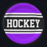 Plato De Papel HOCKEY Sporty Purple Black White Carreras<br><div class="desc">Este diseño deportivo y atlético presenta texto HOCKEY en negrita dentro de una banda negra amplia resaltada con doble rayas blancas de carreras contra fondo violeta brillante. El texto de este diseño se puede personalizar.</div>