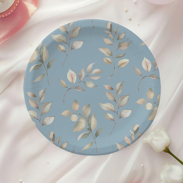 Plato De Papel Hojas azules y beiges de época (Vintage Blue and Beige Leaves Paper Plates on a table with a white rose.)