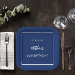 Plato De Papel Hombre minimalista blanco azul marino de cumpleaño<br><div class="desc">Un fondo azul marino decorado con un marco blanco. Personalice y agregue una fecha,  nombre,  edad.</div>