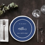 Plato De Papel Hombre minimalista blanco azul marino de cumpleaño<br><div class="desc">Un fondo azul marino decorado con un marco blanco. Personalice y agregue una fecha,  nombre,  edad.</div>