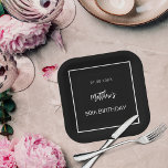 Plato De Papel Hombre negro minimalista de cumpleaños<br><div class="desc">Un fondo negro decorado con un marco blanco. Personalice y agregue una fecha,  nombre,  edad.</div>