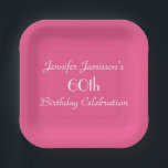 Plato De Papel Hot Pink 60th Birthday Party Name Square<br><div class="desc">Un sólido fondo rosa caliente decora este singular y divertido plato de papel fiesta. Aunque el valor predeterminado es "60th Birthday", puede cambiar fácilmente el texto por nombre, número de años y evento. ¡Muy femenina y niñita! Elija una forma cuadrada moderna o redondeada tradicional. Toallas de papel coincidentes disponibles en...</div>