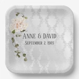 Plato De Papel Hydrangea Bouquet sobre satén blanco