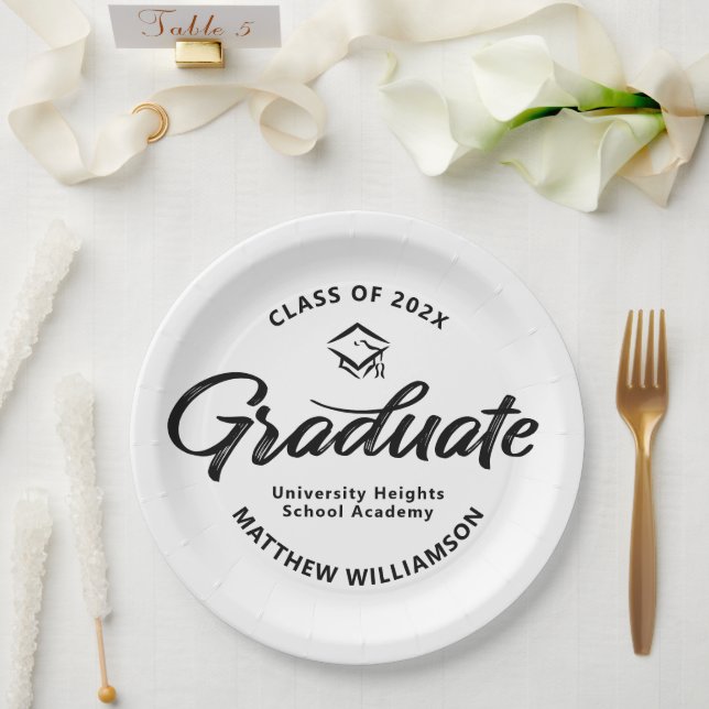 Plato De Papel Icono de gorra de graduación con script retro negr (Boda)
