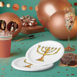 Plato De Papel Iglesia de Menorah<br><div class="desc">Una menorah de la iglesia en oro con muchas velas. Este diseño se ve realmente efectivo en estas placas de papel</div>