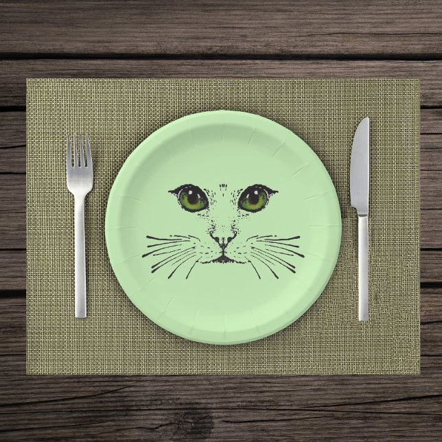 Plato De Papel ilustracion negro de gatos frente a los ojos verde (Illustration in black of cat face with intense green eyes and whiskers on light green paper plate.)