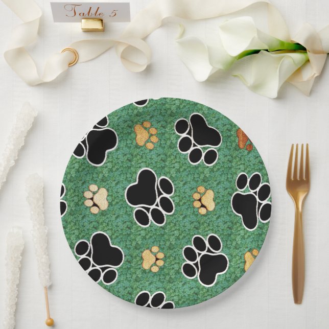 Plato De Papel Impresión de garras negras sobre césped verde (Boda)