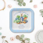 Plato De Papel Impresión de la ducha de bebé de conejo de Peter<br><div class="desc">Conejo Peter con chaqueta azul y verduras de huerta para bebés ducha monograma de papel impreso plantilla. Un lindo conejito con una chaqueta azul parado en un jardín vegetal para un bebé ducha de bebé,  ropa de mesa de gingham azul pastel personalizada para bebé</div>
