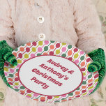 Plato De Papel Impresión geométrica retro Navidades con patrones<br><div class="desc">Añade tu propio mensaje personalizado a estas placas de papel, que son perfectas para todas tus celebraciones navideñas. Presentan un patrón geométrico de estilo retro en los años 70 Navidades de colores rojo, verde oscuro, verde limón, rosa y naranja. Tu texto está en negrita con letras rojas en el centro....</div>