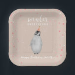 Plato De Papel Invierno Onederland Pink Birthday Penguin Birthday<br><div class="desc">Invierno Onederland tema de la fiesta de primer cumpleaños con pingüino en gorra fiesta rosa sobre fondo rosa claro con moqueta de nieve y confeti.</div>