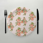 Plato De Papel Invitación a Baby Shower de Sweet Peach<br><div class="desc">Este diseño se compone de un puñado de melocotones dulados pintados que cuelgan de una rama. Perfecto plato de papel para disfrutar de la comida,  la cena y los postres de melocotón que celebran a su bebé en el camino. Vea toda la colección para ver más elementos coincidentes.</div>