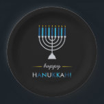 Plato De Papel Jánuca feliz moderno Menorah de plata en negro<br><div class="desc">Estas placas de papel modernas,  elegantes de Jánuca ofrecen un Menorah de plata con las velas del azul y de la turquesa y las llamas del oro amarillo,  en un fondo negro.</div>