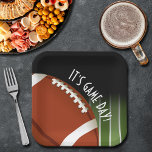 Plato De Papel Juego de campo de fútbol Plaza Día<br><div class="desc">Platos de papel de personalizable en 2 TAMAÑOS - 9" Cena y 7" Snack con un partido de fútbol en los campos de juego y las palabras "¡Es el Día del Juego!" COINCIDIENDO con los artículos de nuestra tienda.</div>