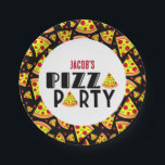 Plato De Papel Kids Pizza Birthday Party Custom Name<br><div class="desc">Platos de fiesta de cumpleaños temáticos sobre pizza de niños divertidos con fondo de pizzas y texto editable para agregar tu propio nombre</div>