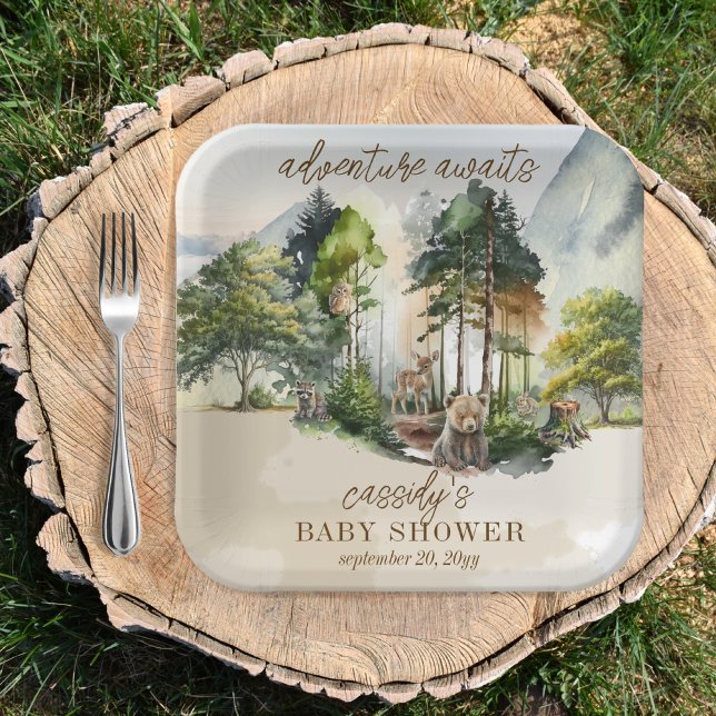 Plato De Papel La aventura rústica de Woodland espera a su joven  ("adventure awaits" with this rustic woodland bear and forest animals boy baby shower design.)