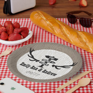 Plato De Papel La caza rústica está sobre Barnwood