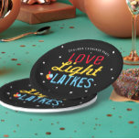 Plato De Papel La luz de amor personalizada lata a Hanukkah Funny<br><div class="desc">Amor Ligeros Latkes Negro Hanukkah Funny Cita Las placas de papel iluminarán a tu familia Hanukkah Fiesta! Este dicho colorido y humorístico destaca en realidad en el fondo negro estrellado de la noche. Asegúrate de hacer sonreír a amigos y familiares. Incluye espacio para tu nombre o mensaje. ¿Necesita ayuda con...</div>