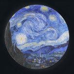 Plato De Papel La noche estrellada de Van Gogh<br><div class="desc">Una pintura al óleo del gran pintor holandés Vincent Van Gogh (1853-1890) Considerado por algunos como su obra de arte más famosa, Van Gogh pintó "La noche estrellada" en 1889 de memoria mientras vivía en un asilo en Francia donde se había revisado para la depresión. La escena representa la vista...</div>