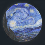 Plato De Papel La noche estrellada de Van Gogh<br><div class="desc">Una pintura al óleo del gran pintor holandés Vincent Van Gogh (1853-1890) Considerado por algunos como su obra de arte más famosa, Van Gogh pintó "La noche estrellada" en 1889 de memoria mientras vivía en un asilo en Francia donde se había revisado para la depresión. La escena representa la vista...</div>