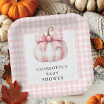 Plato De Papel La pequeña calabaza rosada de Gingham<br><div class="desc">Celebra la llegada de un nuevo paquete de alegría con nuestro encantador diseño de ducha de bebé de gingham rosa y blanca con una adorable calabaza blanca con un patrón de gingham clásico. Ideal para una ducha de bebé, este diseño combina elegancia y diversión, lo que lo convierte en una...</div>
