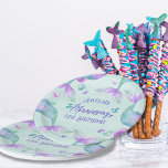 Plato De Papel La Sirena Sigue Mermaizando Cualquier Cumpleaños D<br><div class="desc">Platos de fiesta de cumpleaños de sirena, personalizados con cualquier nombre y edad. El diseño presenta fantásticas colas mágicas de sirena y burbujas oceánicas en tonos acuáticos de turquesa rosa púrpura y verde menta. Las invitaciones y suministros de la fiesta de Sirena están disponibles en la tienda, pero por favor...</div>