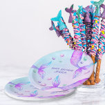 Plato De Papel La sirena vierte en la fiesta de cumpleaños de la<br><div class="desc">Platos de la fiesta de cumpleaños de Sirena con colas mágicas de sirena y tipografía decorativa. El texto de la plantilla es totalmente modificable y actualmente dice "Cumpleaños feliz [Nombre]". Este diseño brillante y luminoso cuenta con colas de sirenas y burbujas oceánicas en tonos acuáticos de color verde violeta y...</div>